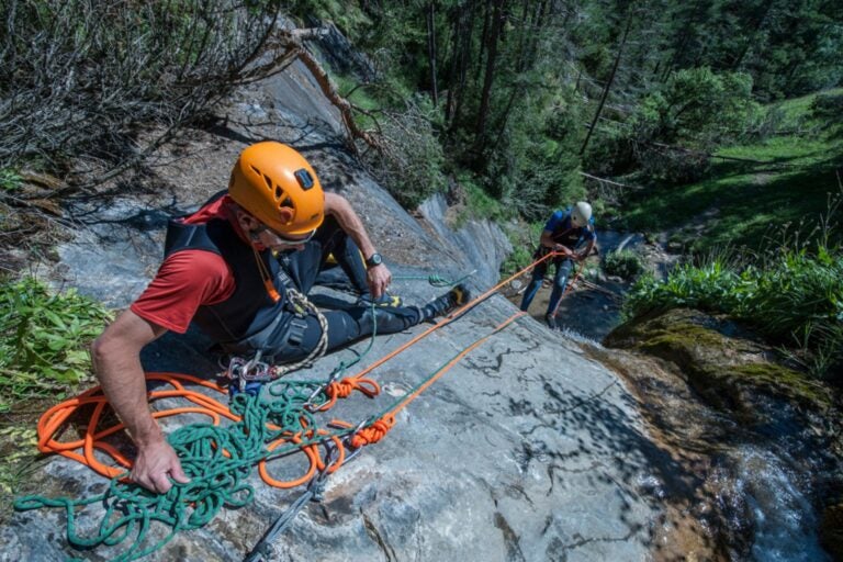 Deportistas descendiendo el barranco de Segudet en Andorra.