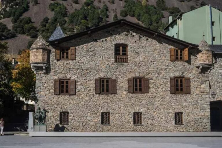 Fachada de la Casa de la Vall en Andorra la Vella.