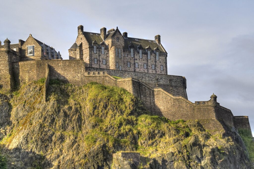 Vista panorámica del Castillo de Edimburgo en lo alto de la colina.