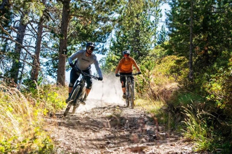 Sendero de ciclismo de montaña en Andorra.