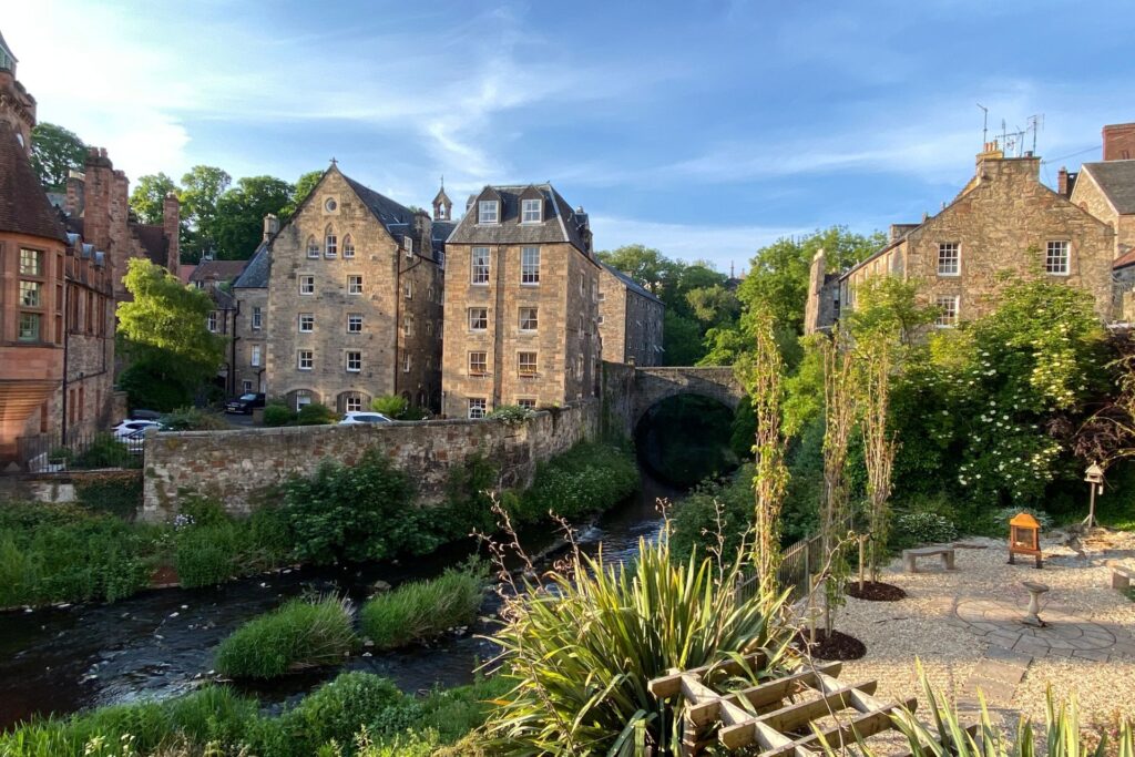 Casas de piedra a orillas del río en Dean Village, Edimburgo.