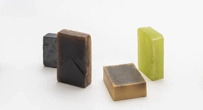 Diferentes jabones del Mar Muerto