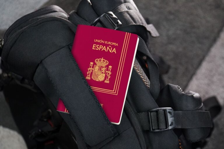 Pasaporte de España y mochila lista para viajar a Túnez.