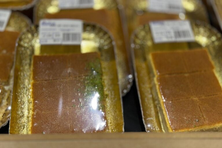 Kunafa egipcia, envasada en bandejas doradas, lista para la venta.