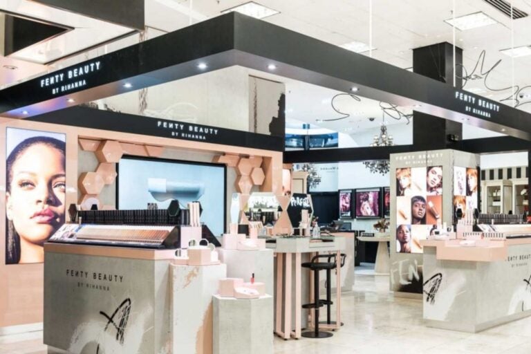 Tienda de Fenty Beauty by Rihanna con productos de maquillaje en exhibición.