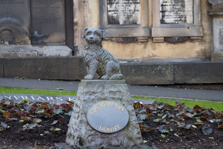 Estatua de Greyfriars Bobby, un terrier escocés en el cementerio de Greyfriars Kirkyard en Edimburgo.