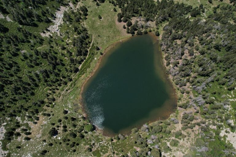 Fotografía aérea del lago de la Nou en Andorra.