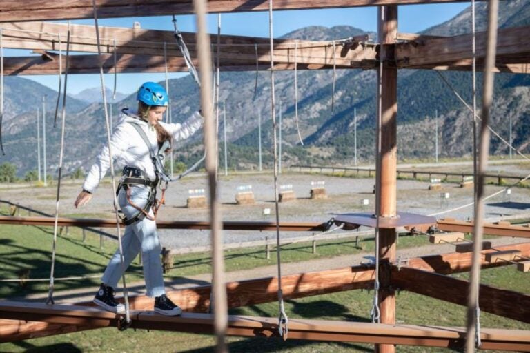 Una niña haciendo un recorrido de cuerdas y puentes colgantes en Naturland.