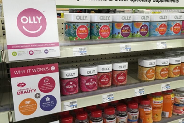 Estante de tienda Family Dollar con vitaminas y suplementos Olly.
