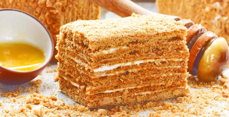 Medovník, tarta checa de miel y crema en capas