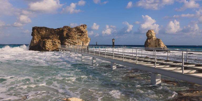 Puente a la formación rocosa de la playa de Cleopatra