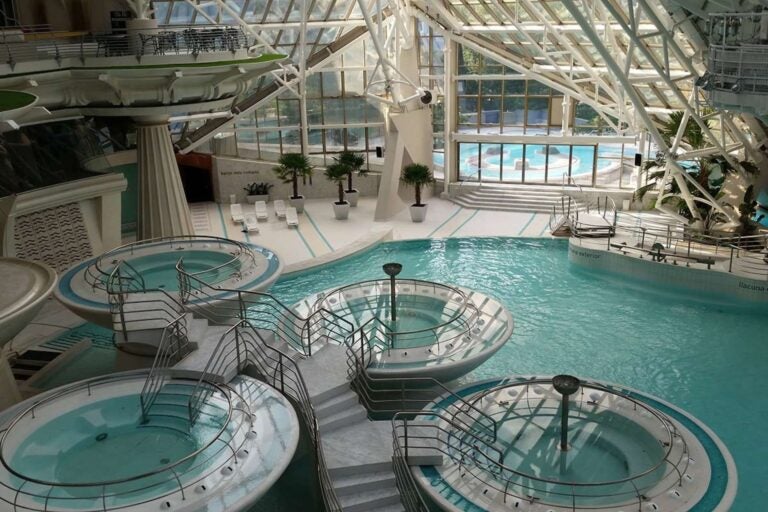 Vista del spa/balneario Caldea en Andorra.