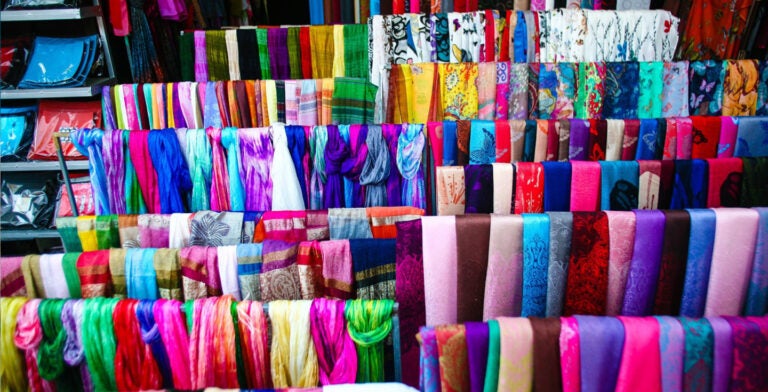 Textiles en mercado de Vietnam