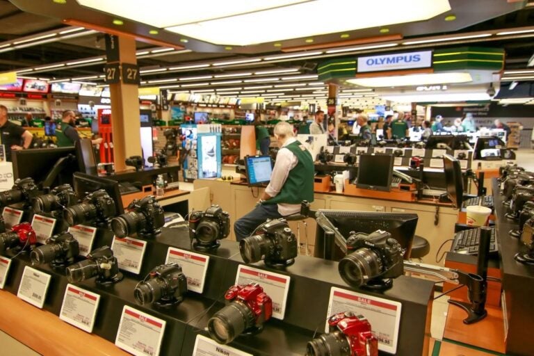 Cámaras Olympus y Nikon en una exhibición de la tienda B&H en Nueva York.
