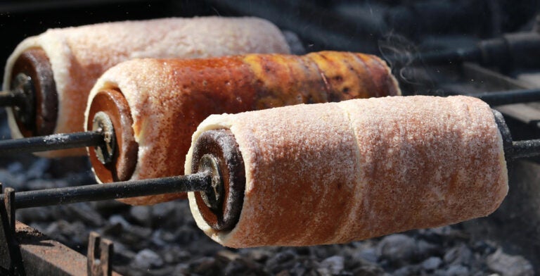 Trdelník horneado sobre brasas, típico de los mercados callejeros