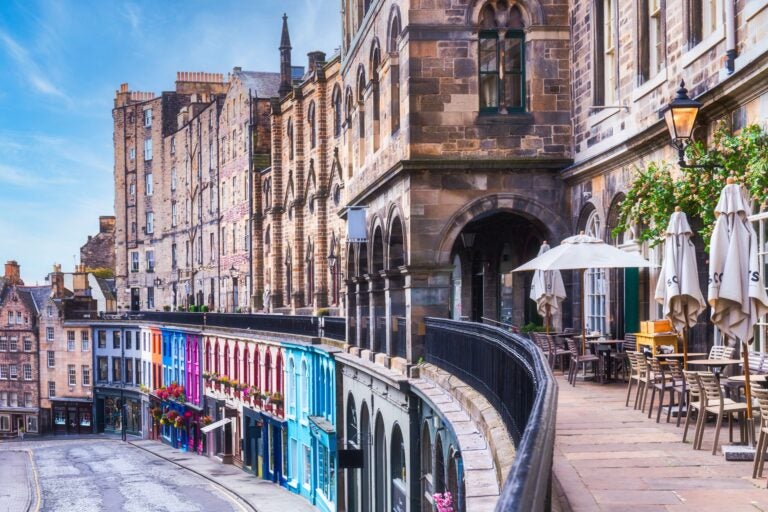 Calle con fachadas de colores y tiendas en Victoria Street Edimburgo.