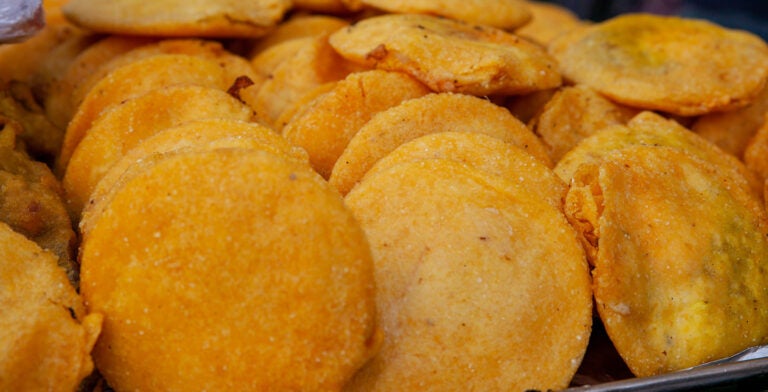 Arepa de huevo, comida típica en los puestos callejeros de Cartagena