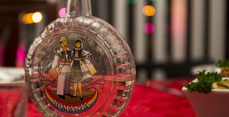 Botella de țuică, aguardiente tradicional rumano destilado de ciruelas