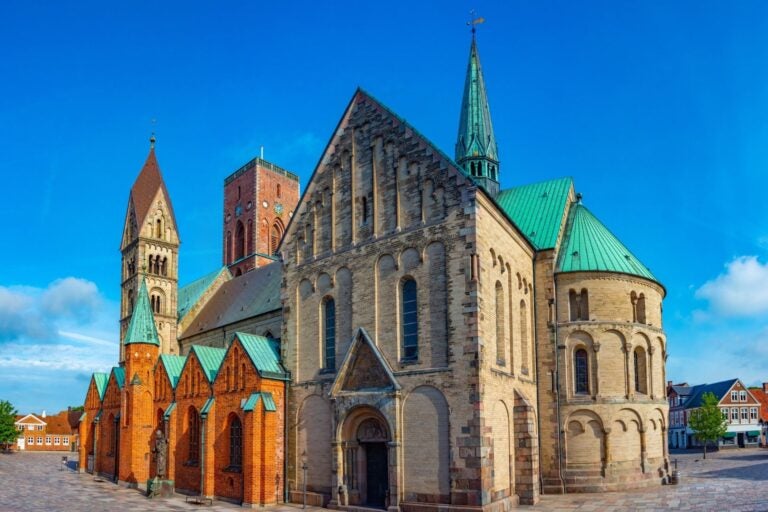 Catedral de Ribe, Dinamarca, mostrando su arquitectura románica y torres distintivas.