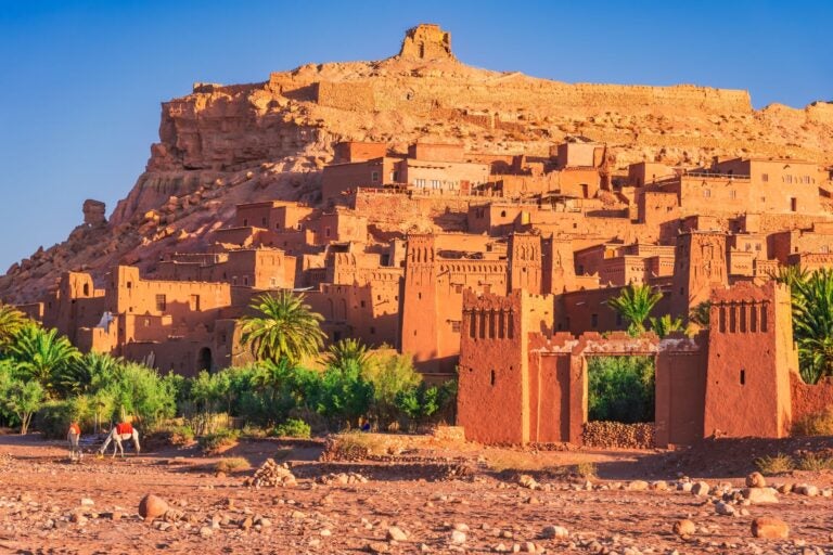 Kasbah de Ait Benhaddou iluminada por el sol.