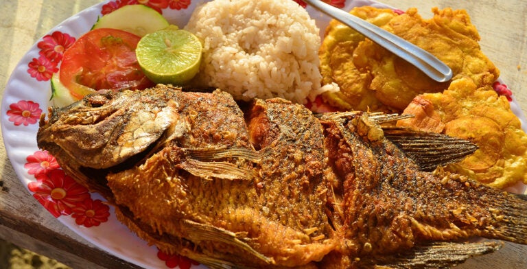 Plato tradicional en Cartagena: pescado frito, arroz con coco y patacones