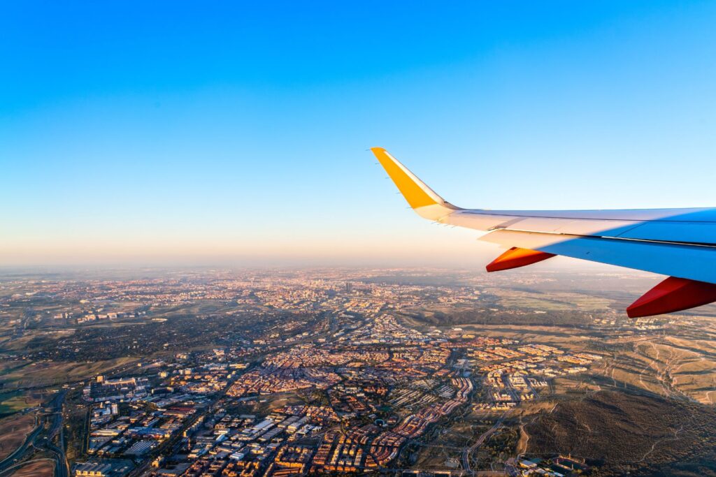 Avión volando sobre Madrid, España.