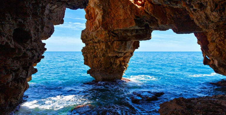 Cuevas de los Arcos, Cala del Moraig