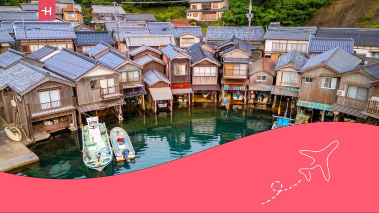 Casitas en un lago de Kioto con barcas.