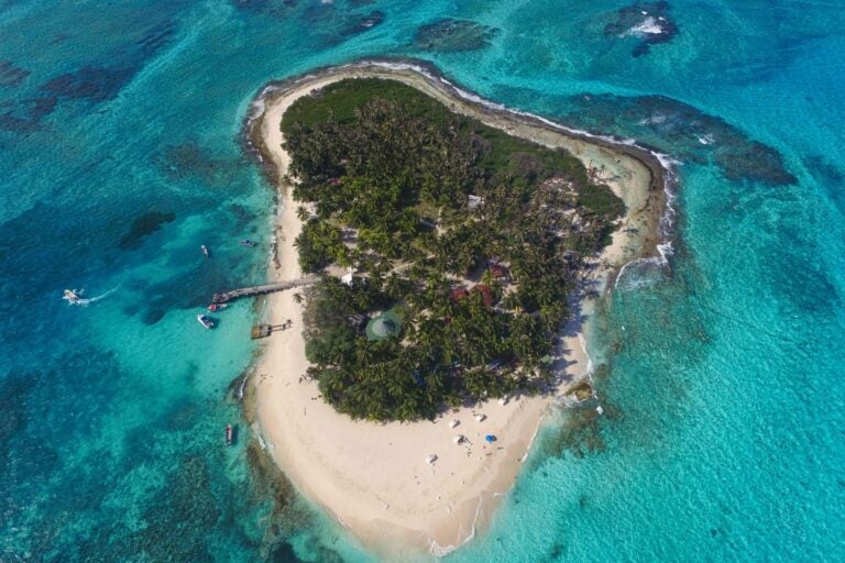 Vista aérea de la Isla de Johnny Cay en el Archipiélago de San Andrés, Colombia.