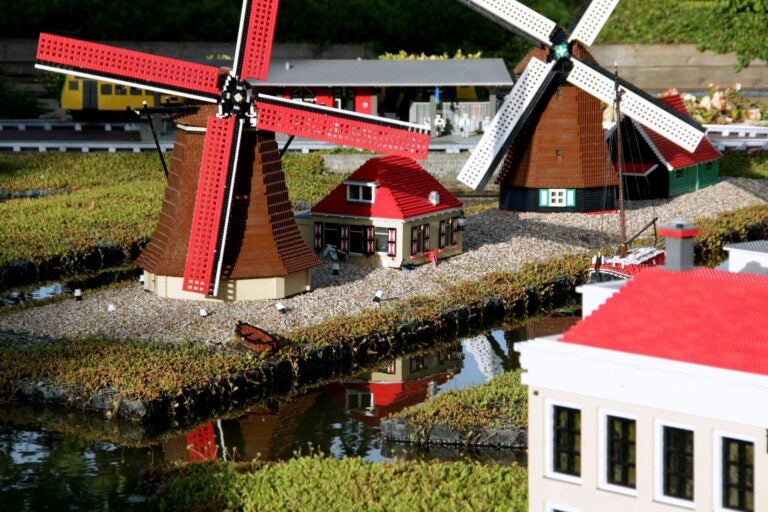 Réplicas de molinos de viento holandeses y casas construidas con piezas de LEGO en Miniland, Legoland Billund.