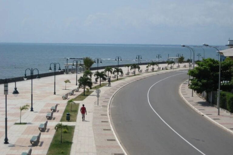 Vista del malecón de Bata, Guinea Ecuatorial.