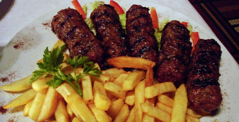 Mititei, salchichas rumanas tradicionales a la parrilla