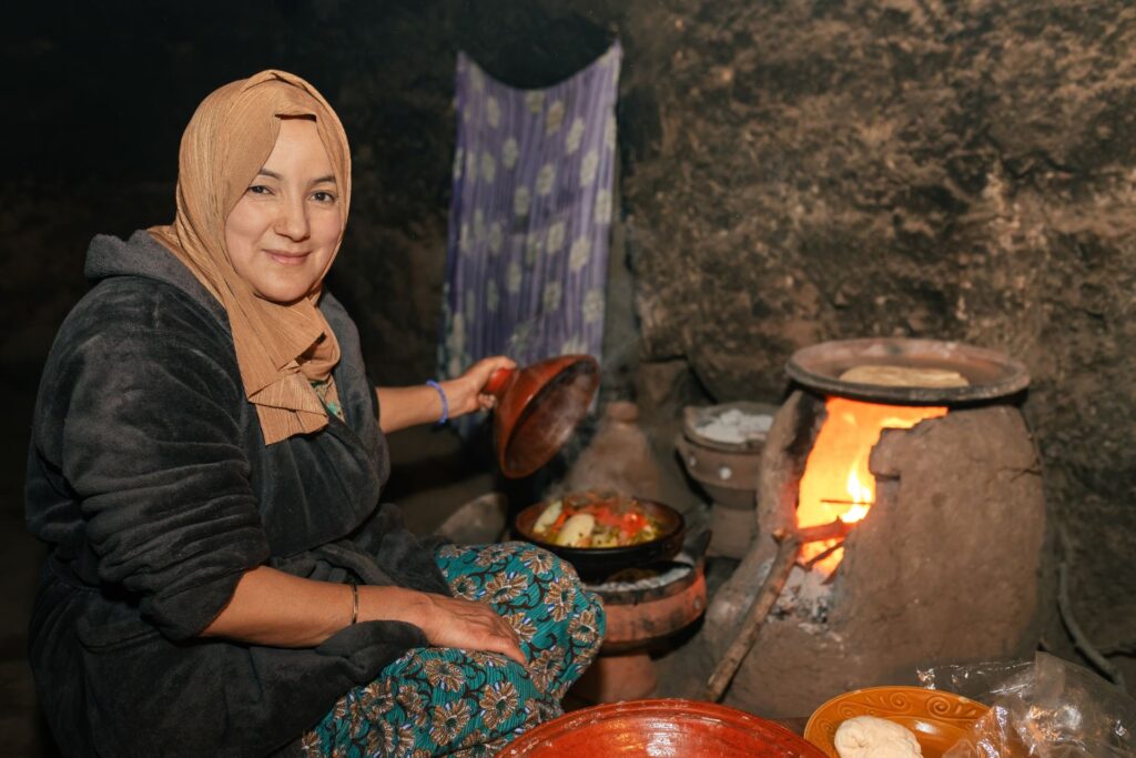 Mujer bereber en una cocina tradicional marroquí