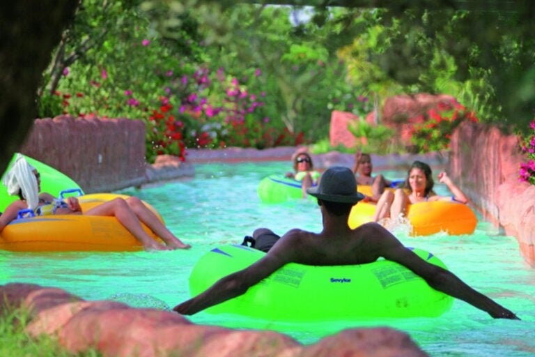 Familias disfrutando del río en el parque acuático de Oasiria.