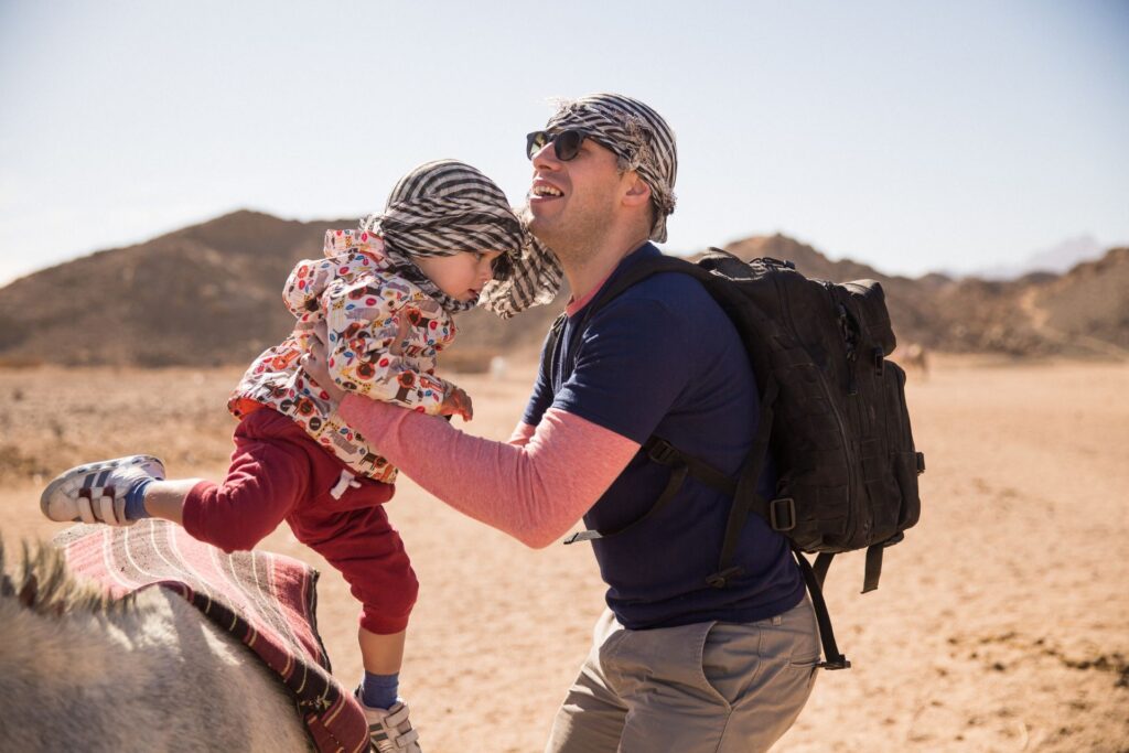 Padre e hijo disfrutando una aventura en el desierto.