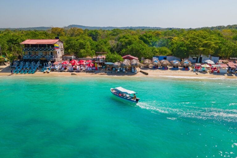 Vista aérea de playa Blanca con aguas turquesas en Barú, Colombia.