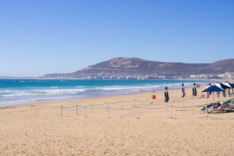 Vista de la playa de Agadir con la montaña al fondo.