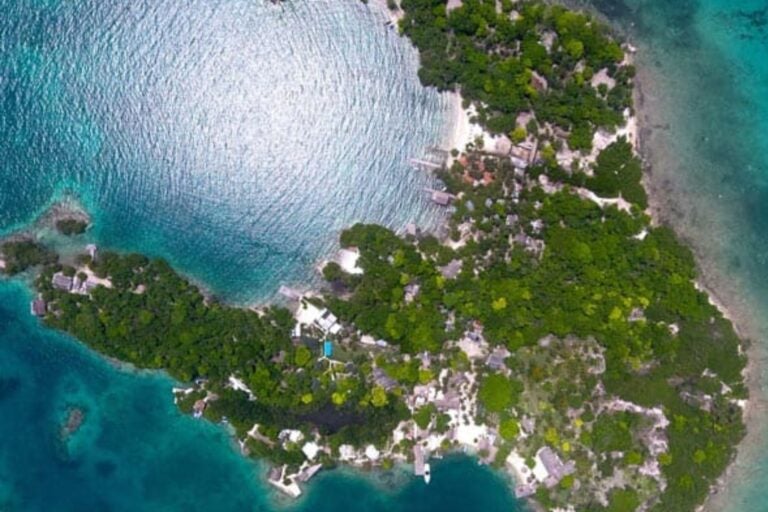 Vista de una playa privada en islas del Rosario, Colombia.