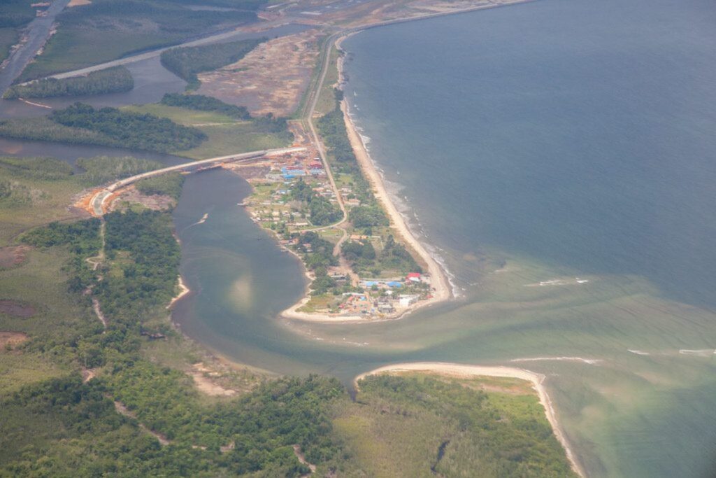 Vista aérea de la playa Utonde y la desembocadura del río Mbini.