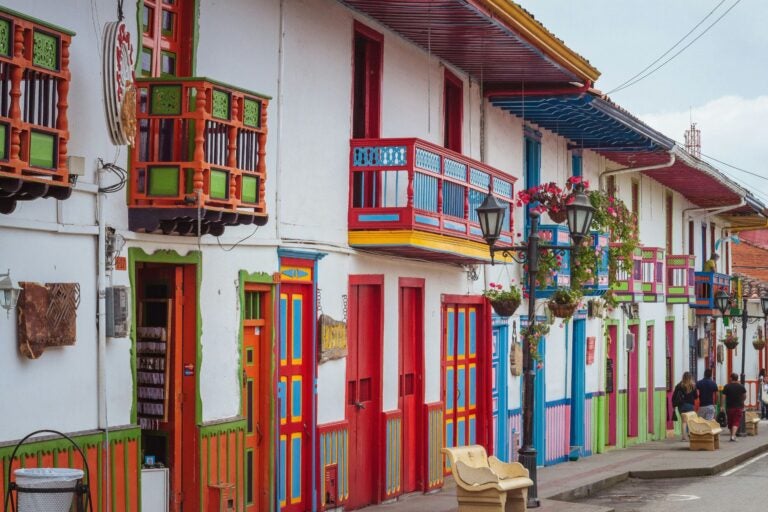 Calle con fachadas coloridas en Salento, Quindío.