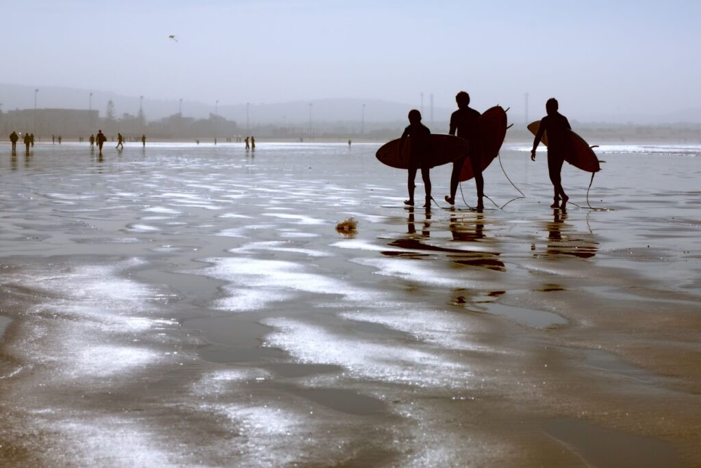Siluetas de surfistas en Esauira