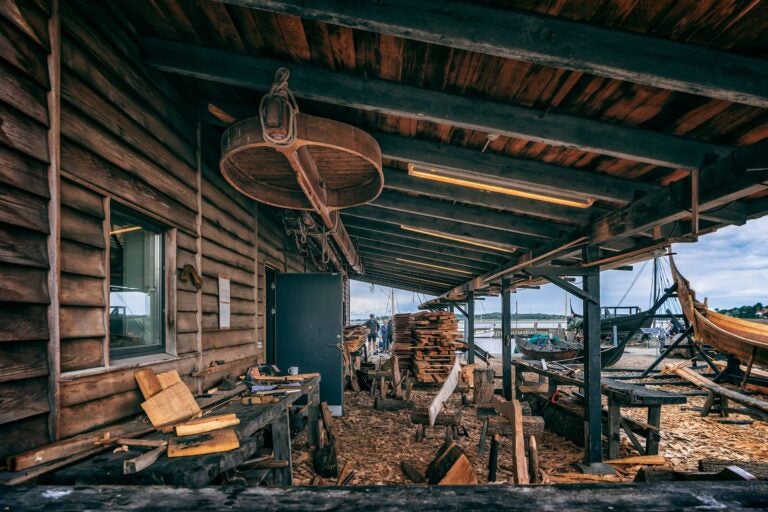 Taller de construcción de barcos vikingos en Dinamarca.