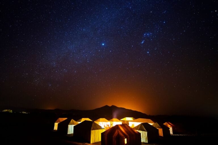 Noche estrellada en un campamento en el desierto de Marrakech