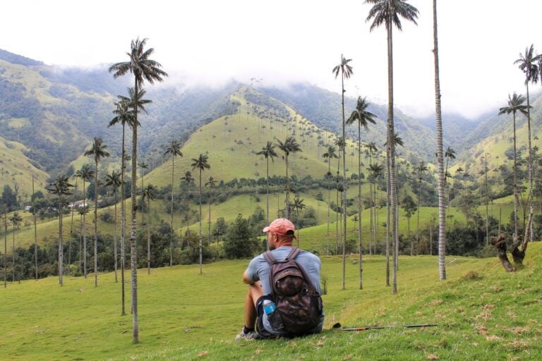 Turista disfrutando el paisaje del valle del Cocora en Colombia