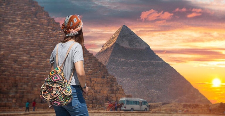 Mujer viajera en Egipto

