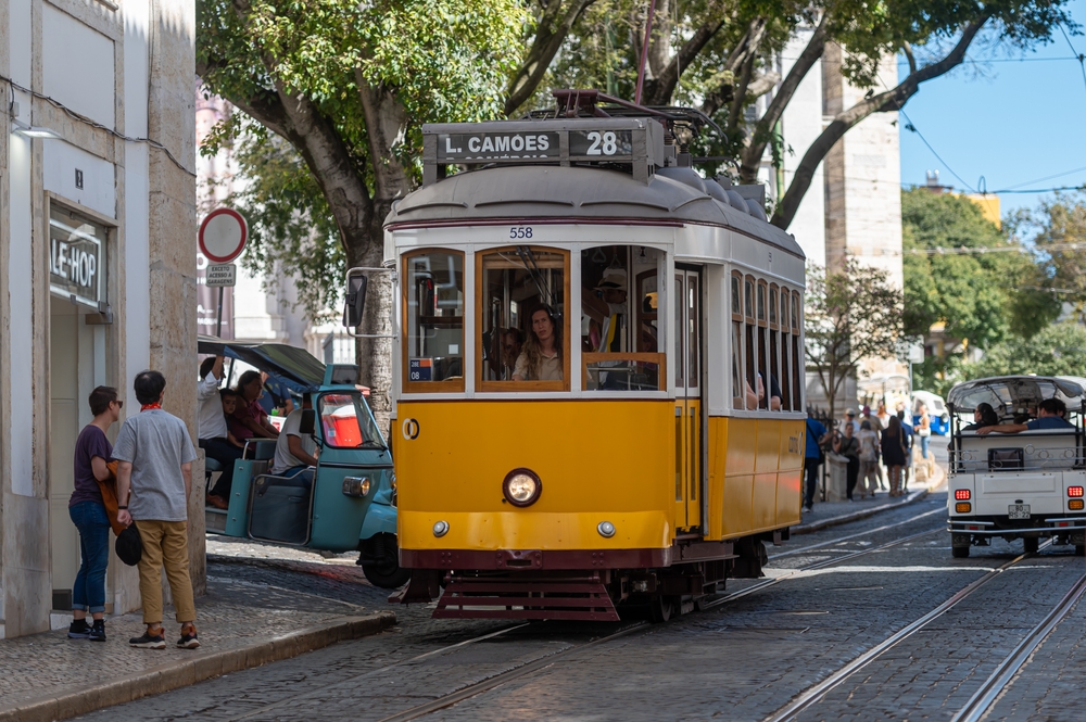 Cosas que hacer en lisboa con niños: Paseo en el tranvía 28 Lisboa.
