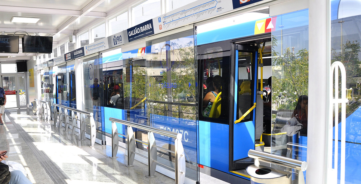 Corredor de la línea de buses TransCarioca en Río de Janeiro