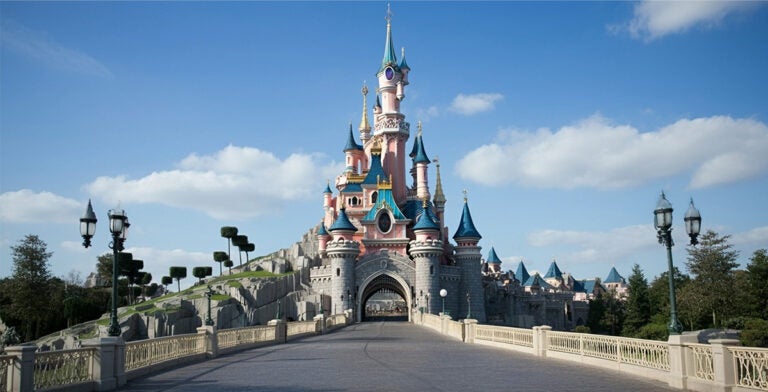 Disneyland, París: un sitio icónico para viajar a Europa con niños