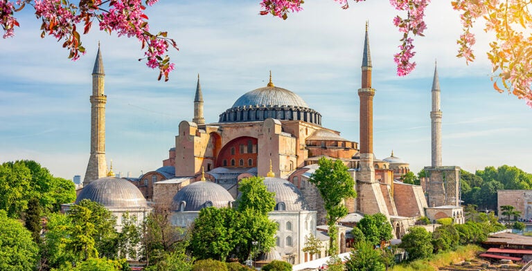 Gran mezquita de Santa Sofía en la plaza Sultanahmet, Estambul