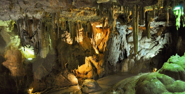 Interior de la cueva de Green Grotto